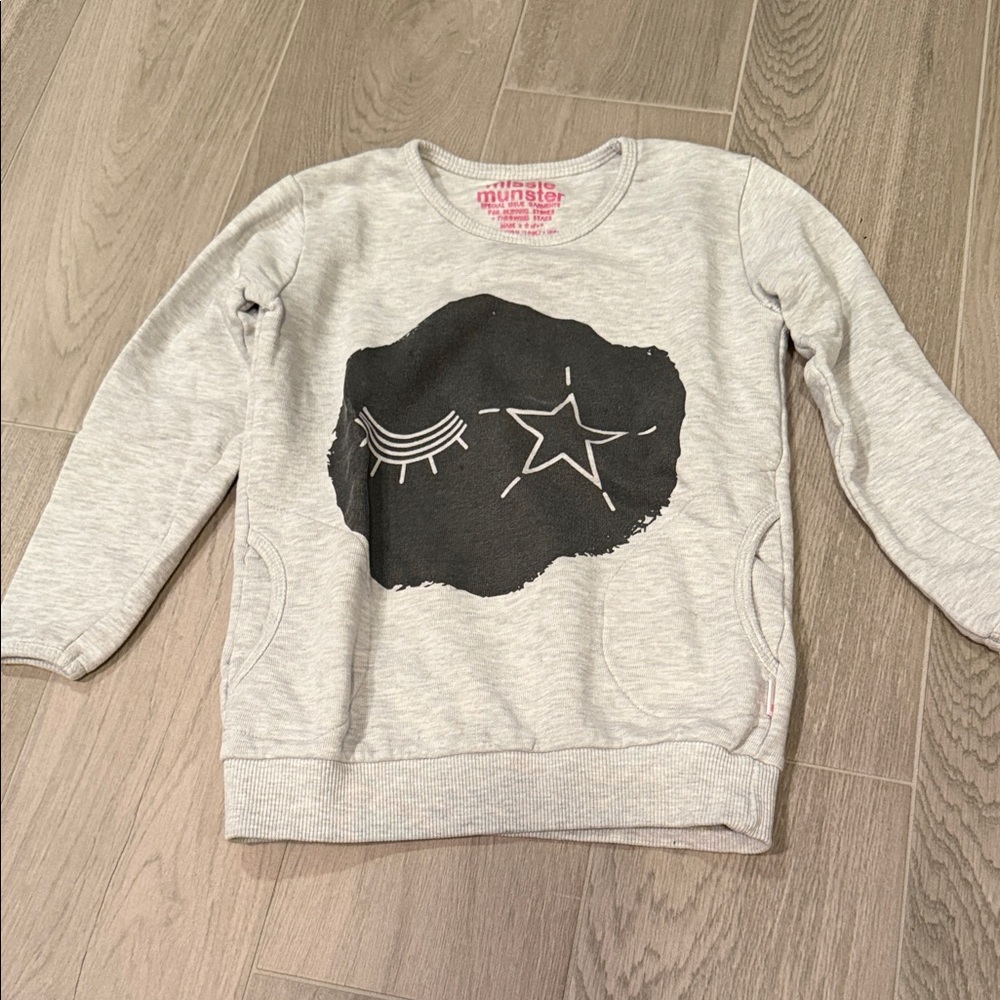 Missie Munster Girls Light Gray Sweatshirt with Black Graphic Design Size 5